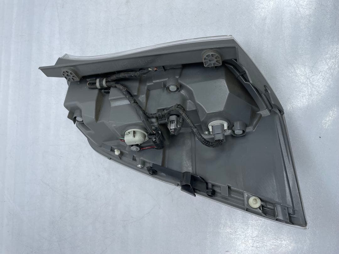 中古|ステップワゴンDBA-RK5 左テールランプスタンレー W0587 か36