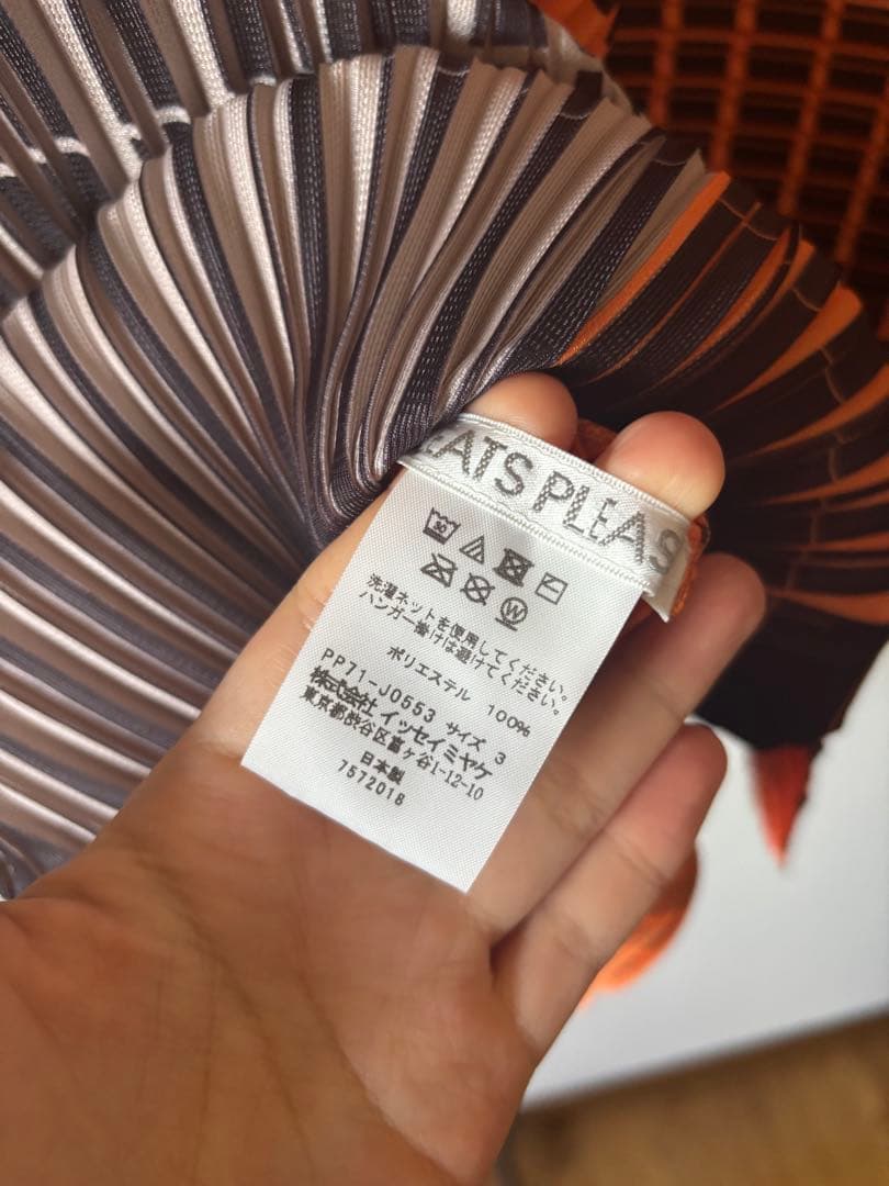 Pleats pleaseオレンジと黒のブラウス