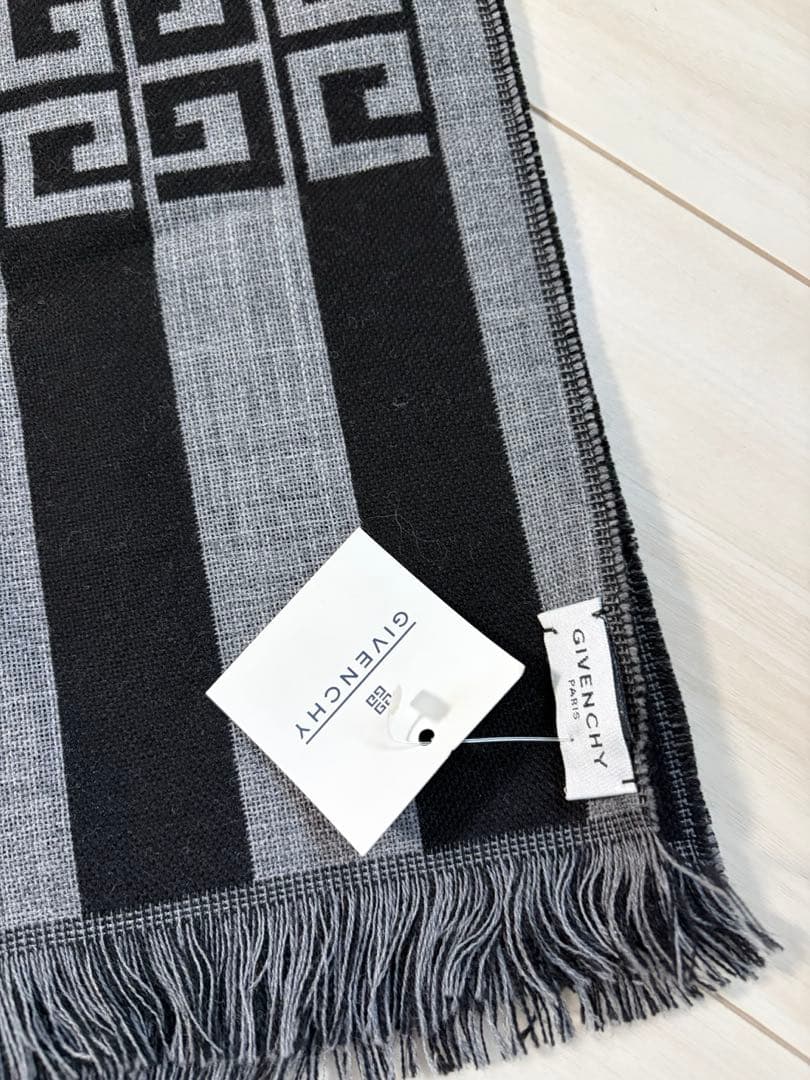 【新品未使用】Givenchy 幾何学模様 ストール