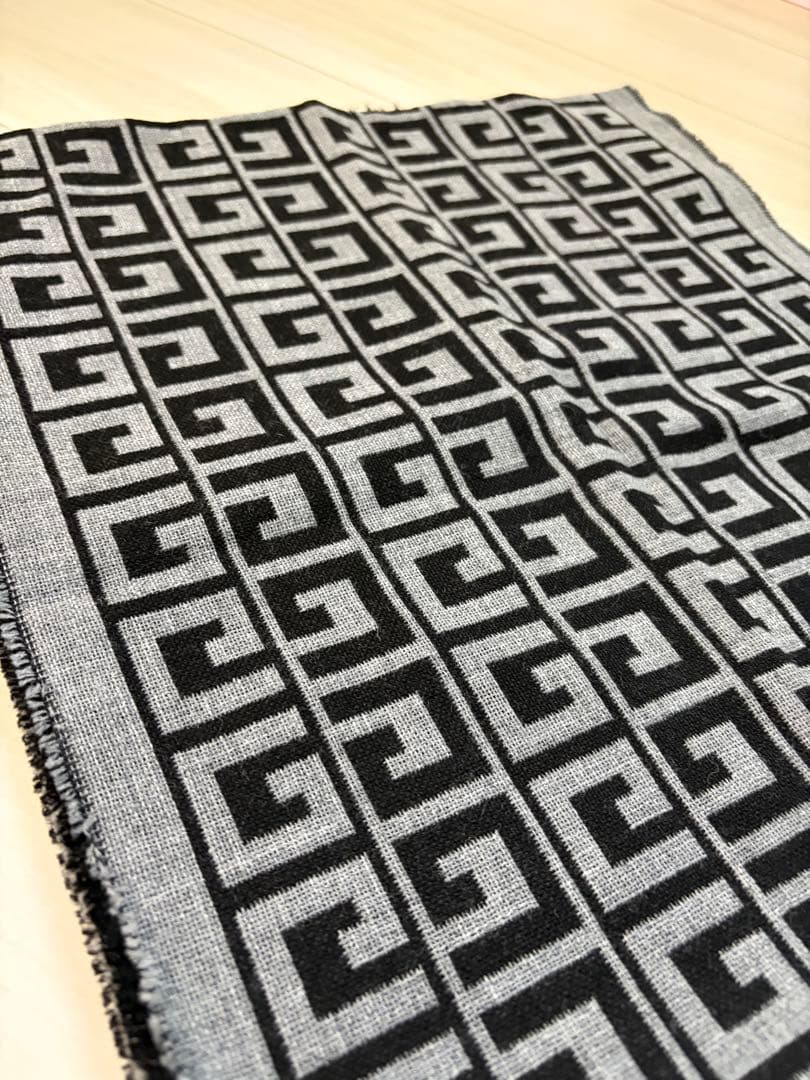 【新品未使用】Givenchy 幾何学模様 ストール