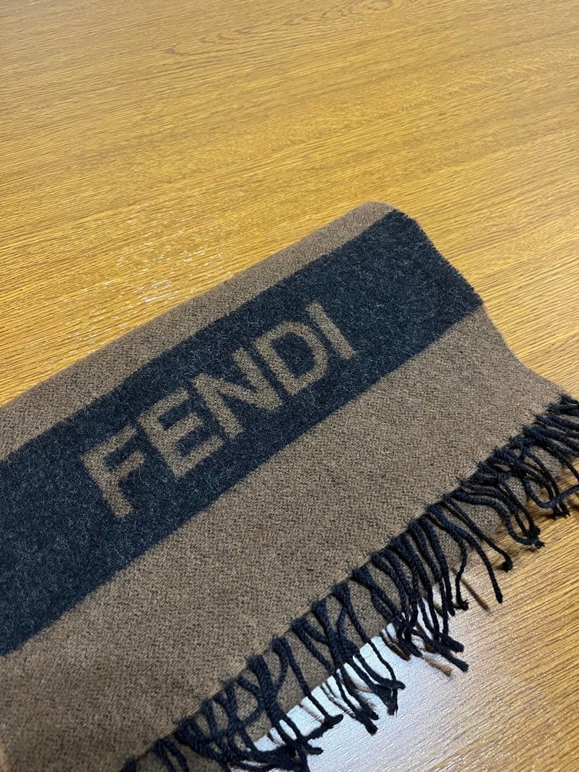 ヴィンテージ FENDI マフラー ロゴ入り ウール100% イタリア製