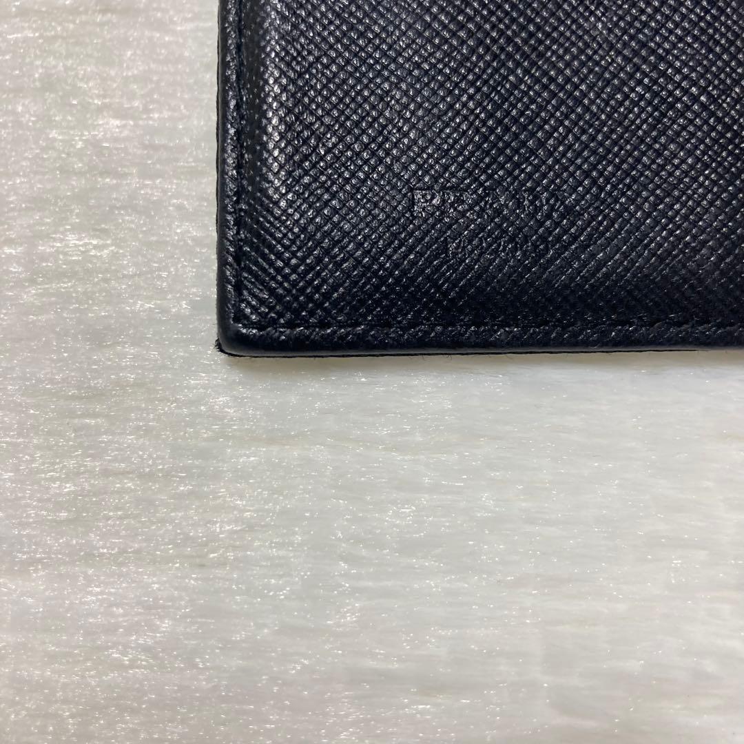 早い者勝ち　PRADA プラダ　二つ折り　三つ折り　三角ロゴ　フレーム　黒