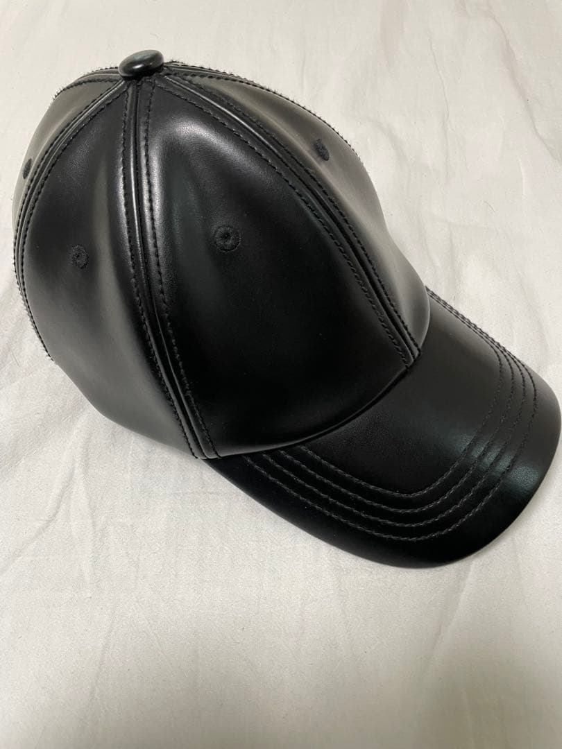 Acne Studios ブラックフェイクレザーキャップ