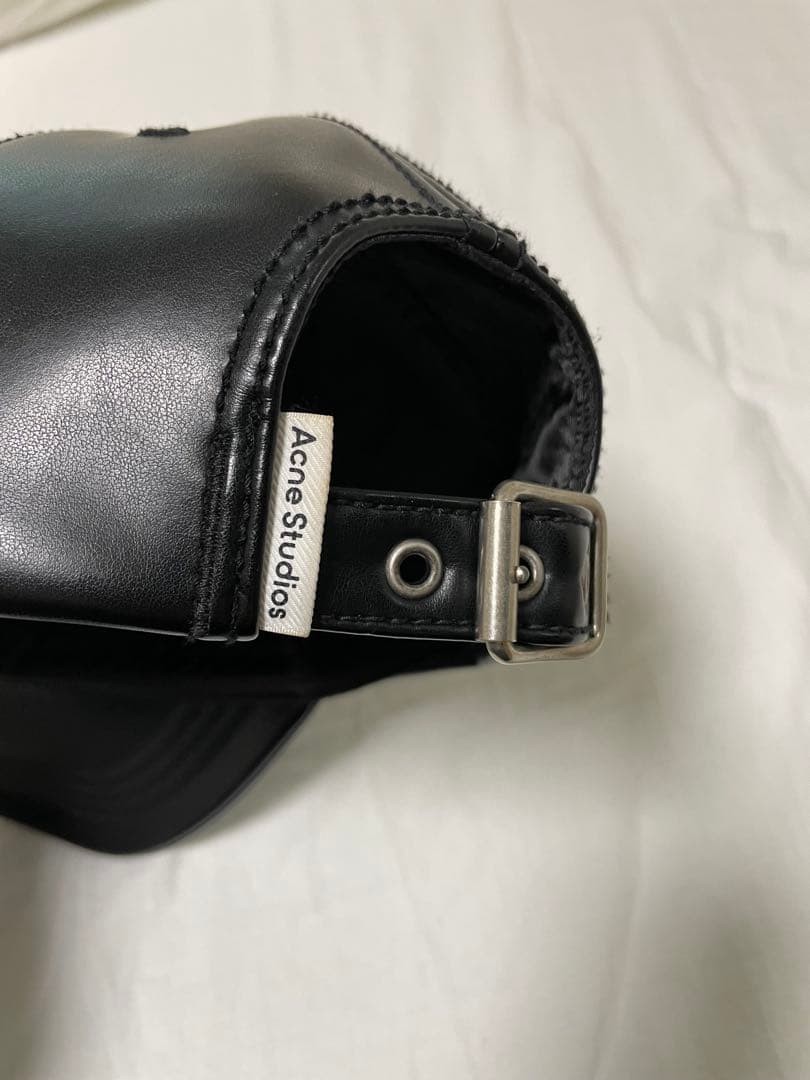 Acne Studios ブラックフェイクレザーキャップ