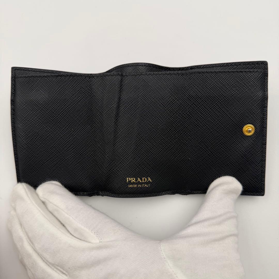 プラダ 三つ折り財布 レター型 ゴールド金具 ロゴ金具 サフィアーノレザー 黒