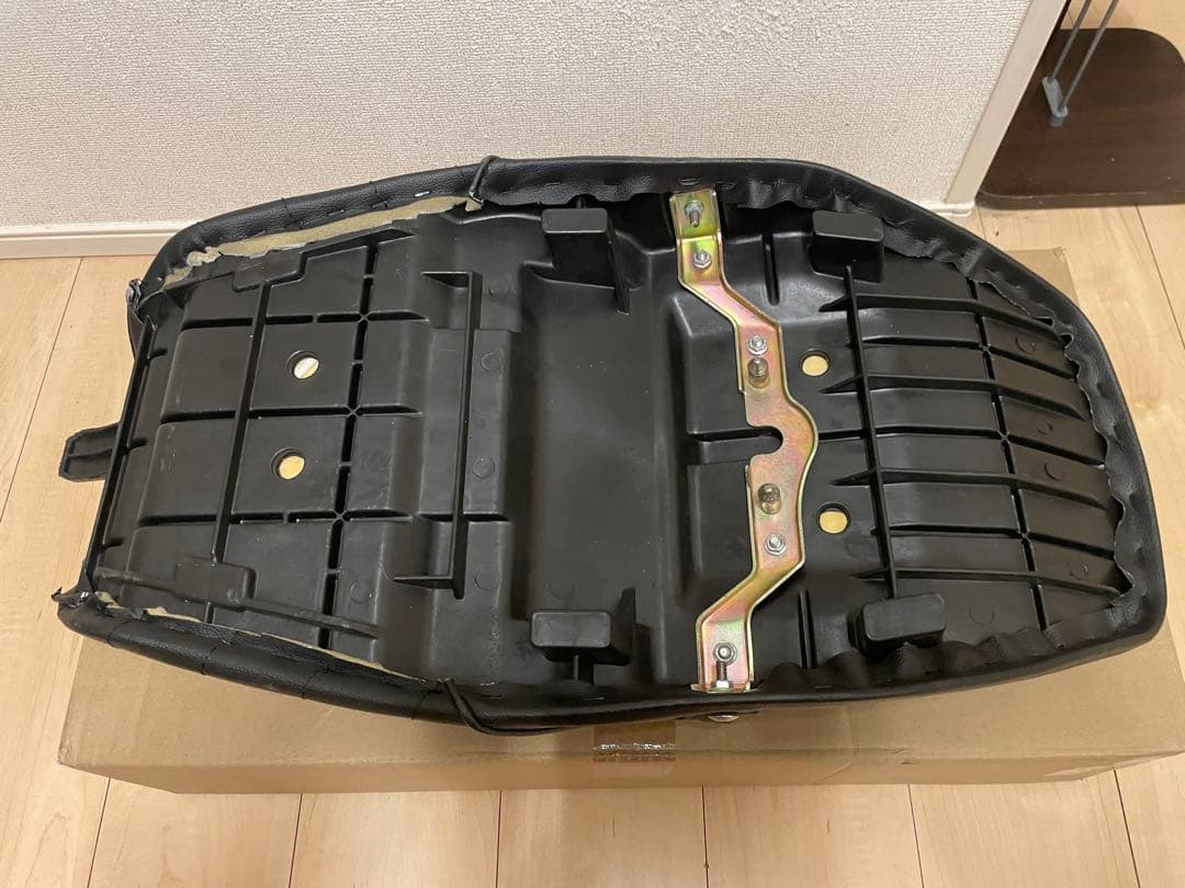 ZRX400　黒皮　タックロールシート/シートステー付属　ブラックレザー