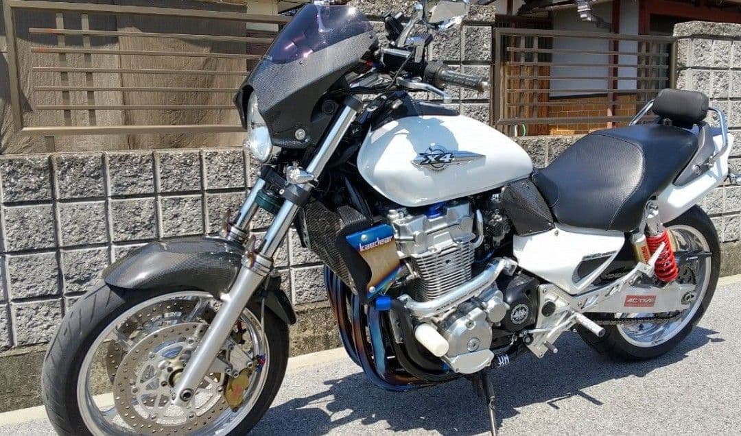 ホンダX4 タンデムシート背もたれ