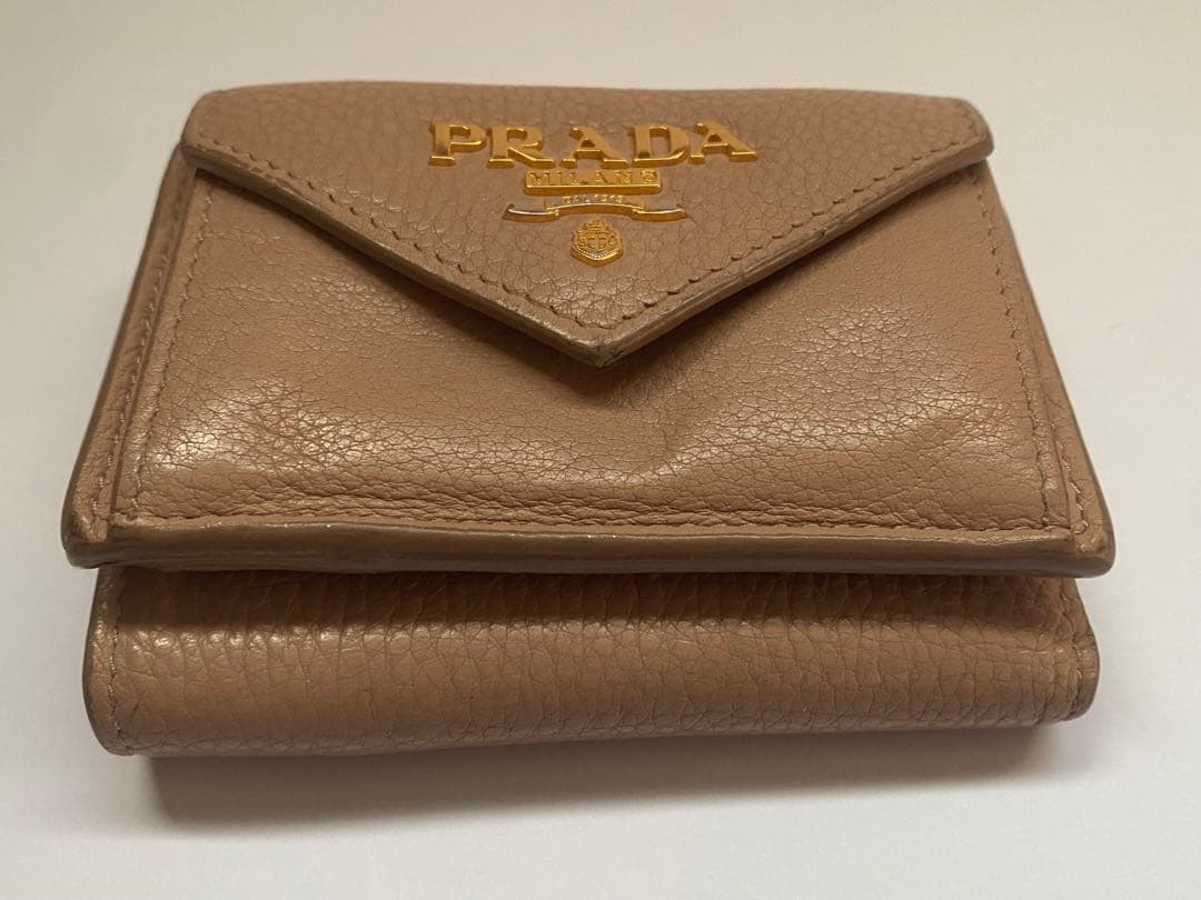 付属品完備✨プラダ 三つ折り財布 レター型 シボ革 ロゴ金具 ミニ コンパクト