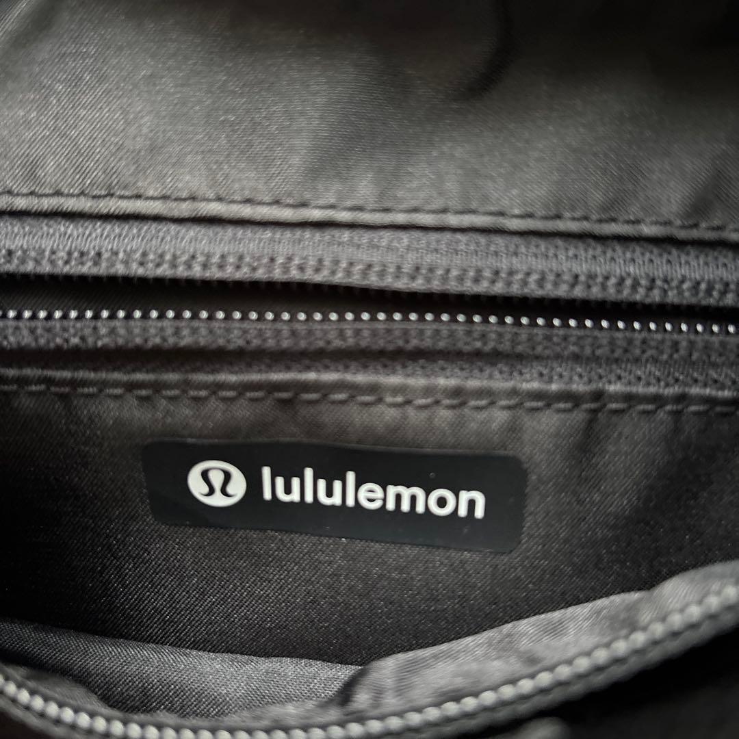 Lululemon ブラック ショルダーバッグ