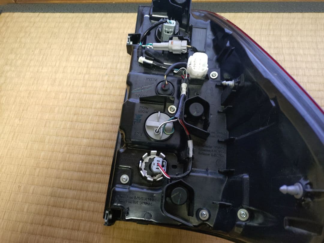 ハイラックスgun125純正 テールライト 赤 LED
