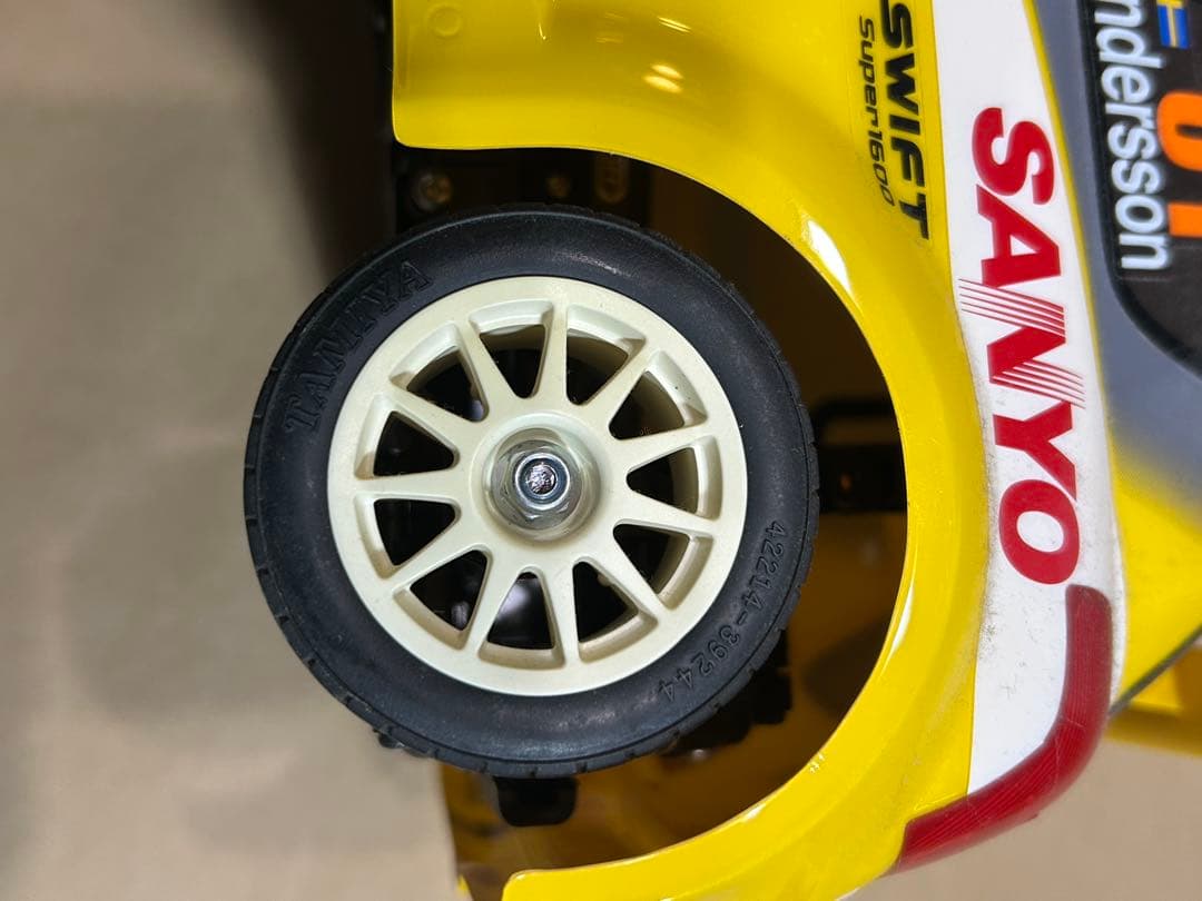 タミヤ　1/10ラジコンカー イエロー