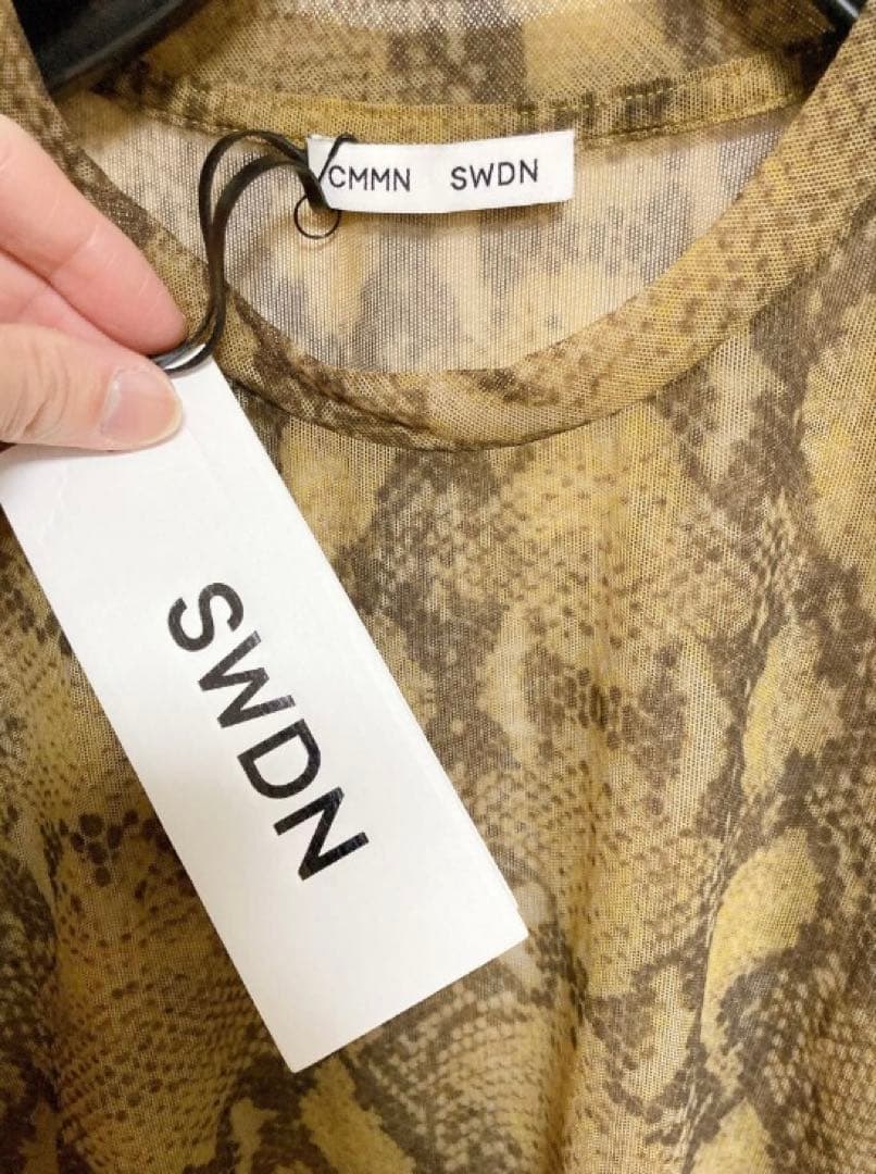 新品CMMNSWDNコモンスウェーデンパイソン柄シースルーカットソーTシャツ