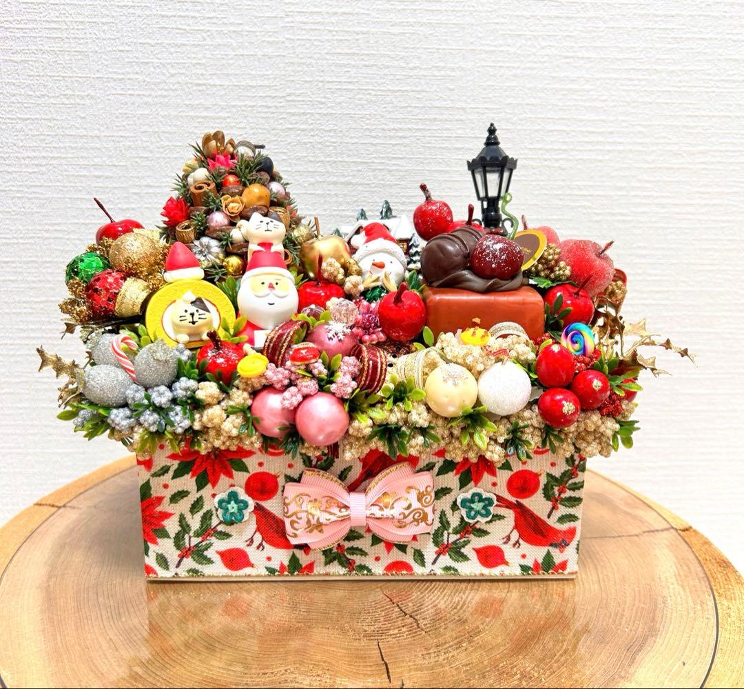 ☆豪華なクリスマスオブジェ☆2025☆大きな松ぼっくりのツリーとケーキ☆