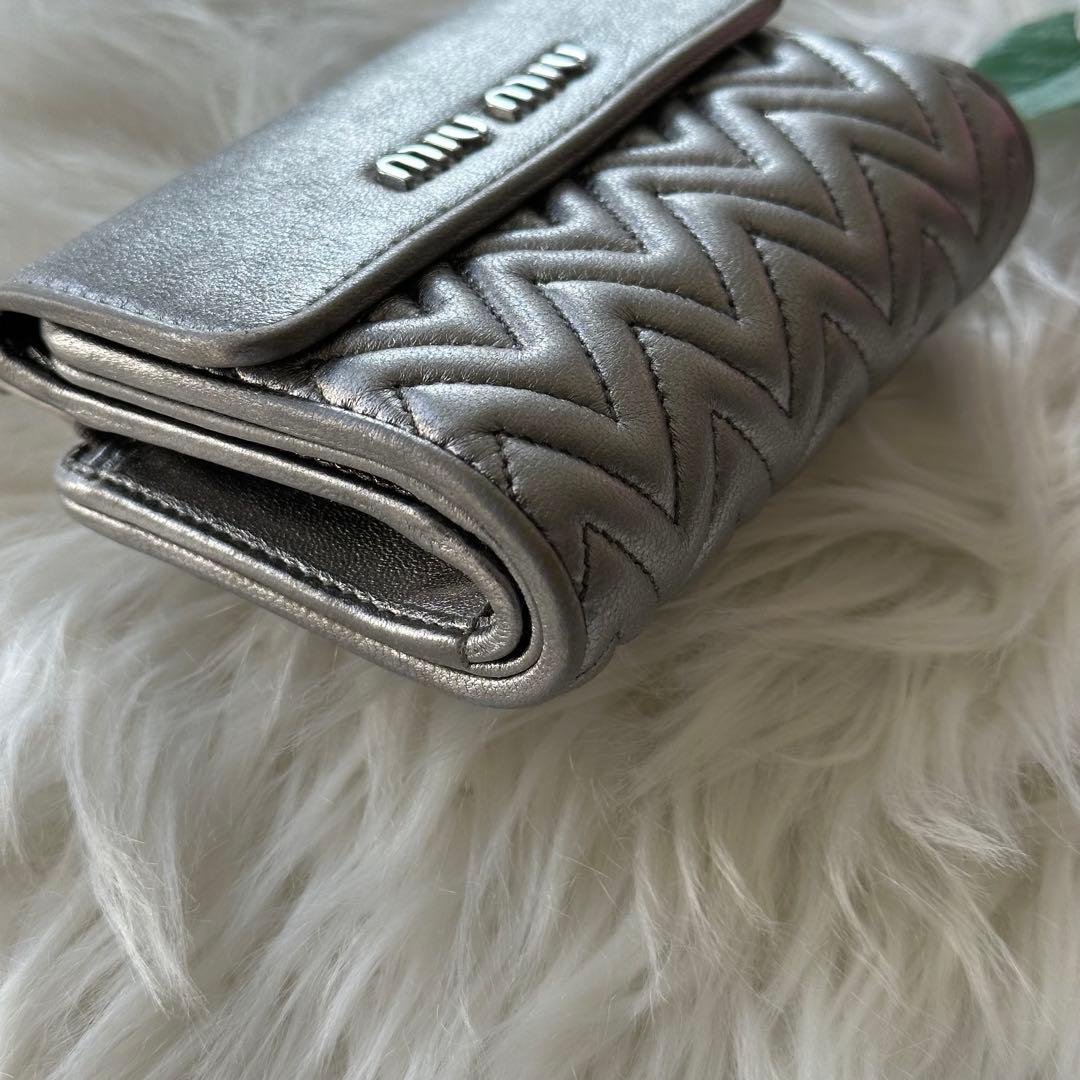 MIUMIU マテラッセ 折り財布 シルバー 銀 レザー