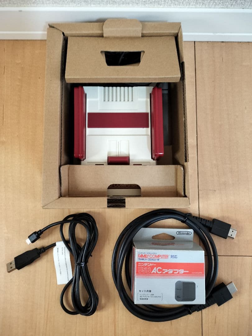 ほぼ新品 ニンテンドークラシックミニ ファミリーコンピュータ ACアダプター付