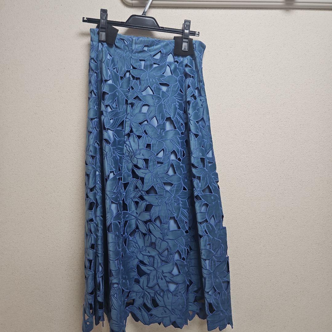 美品　ストロベリーフィールズ花柄カットアウト青ロングスカート