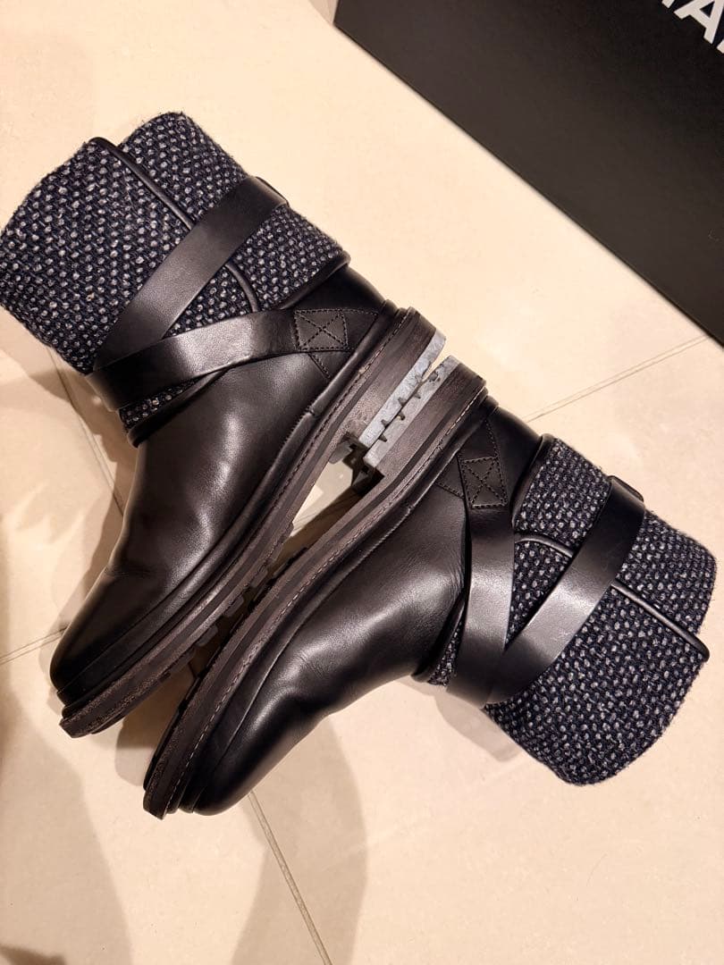 CHANEL エンジニアバックル付きブーツ ブラック/グレー
