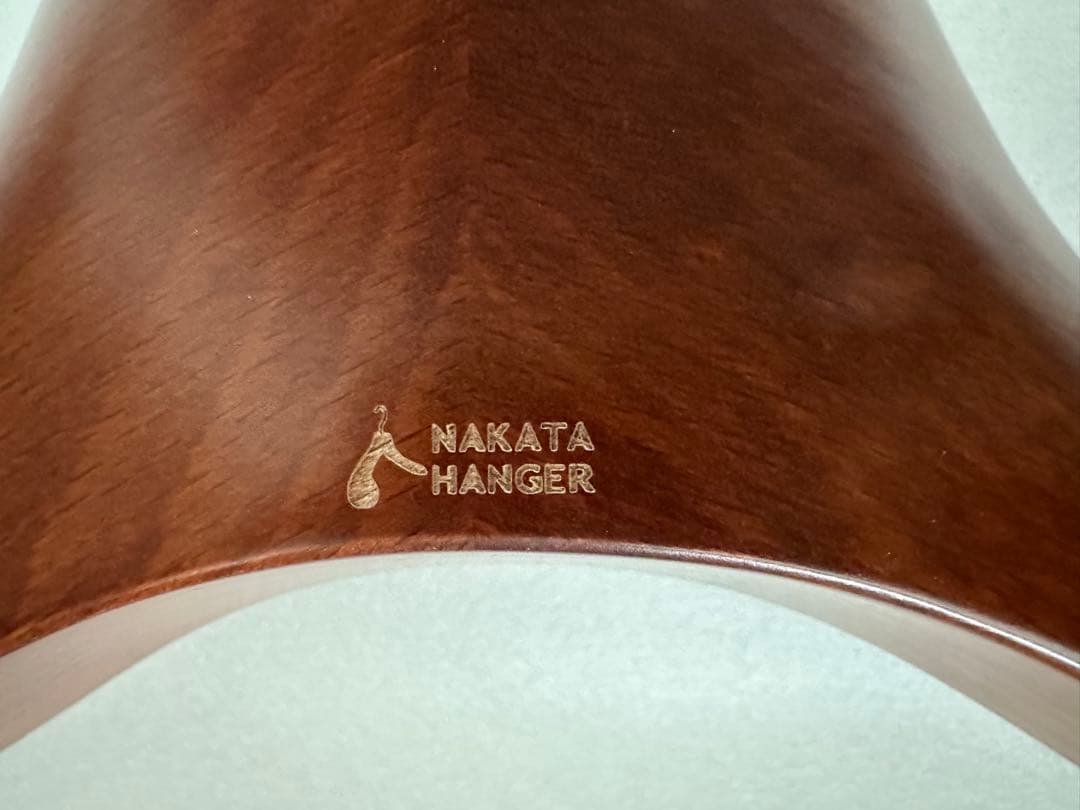 木製衣類ハンガーとブラシセット