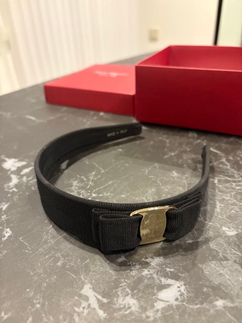 フェラガモ　Ferragamo ブラックリボンカチューシャ 箱付き