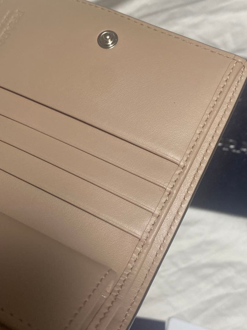 ✨未使用級✨ プラダ サフィアーノ レザー二つ折り財布 シルバーリボン PRAD