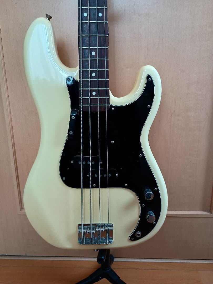 Fender Precision Bass アイボリー