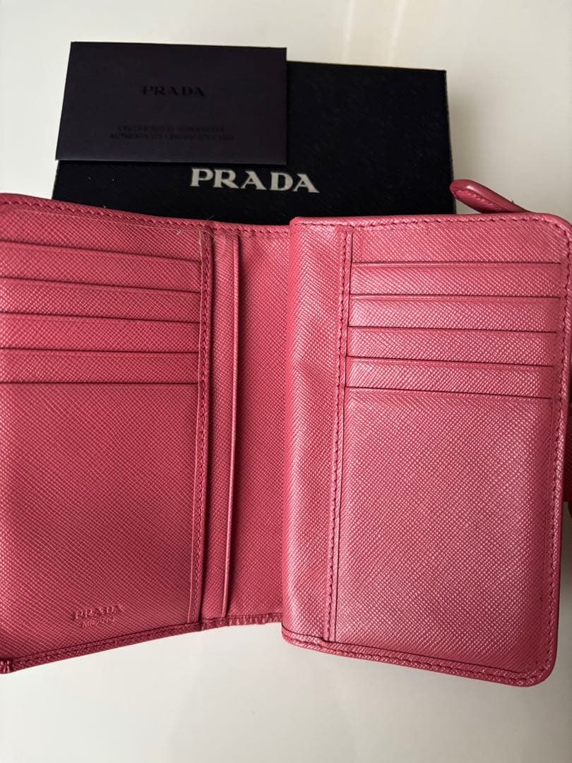PRADA ピンク 二つ折り財布【最終価格】