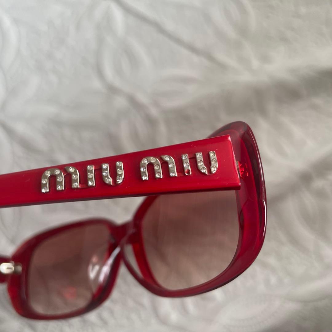 Miu Miuミュウミュウ✳︎赤フレーム横ストーンロゴ入りサングラス