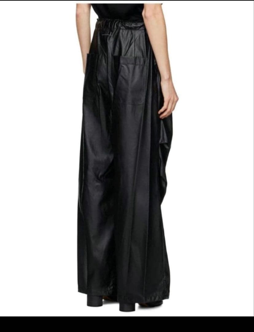 MM6 Maison Margiela ブラックドレープフェイクレザーパンツ