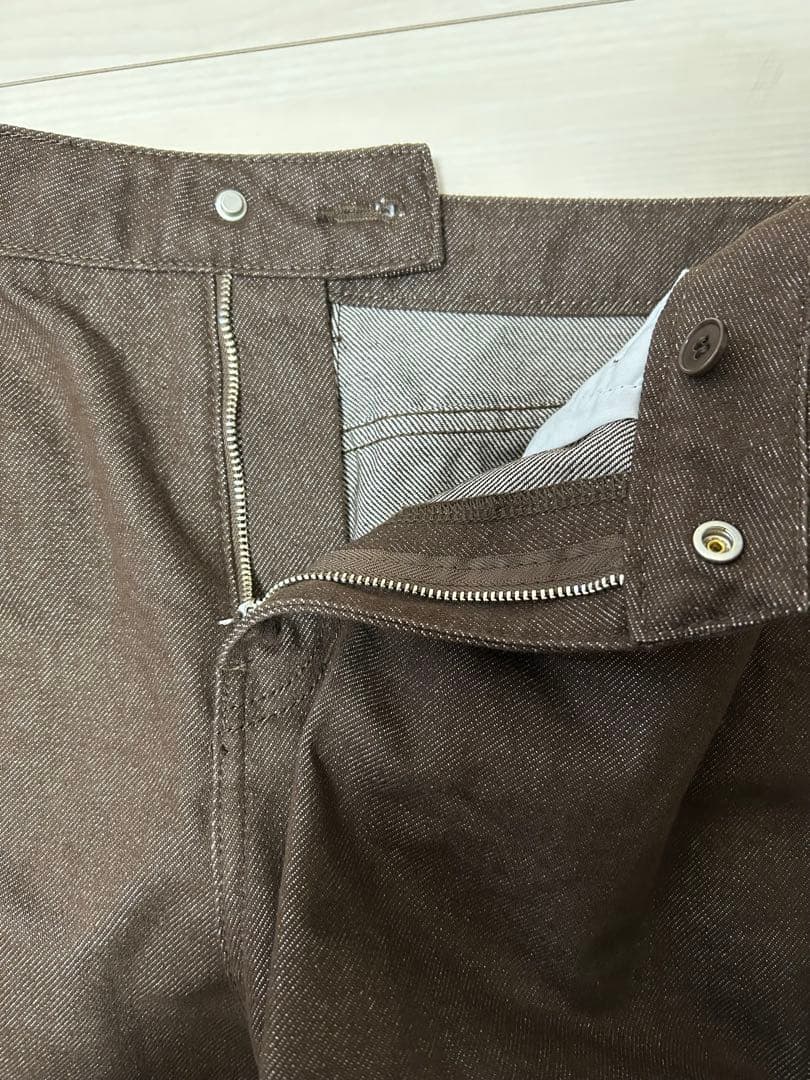 AMOMENTO COLORED STRAIGHT FIT DENIM 茶色 1
