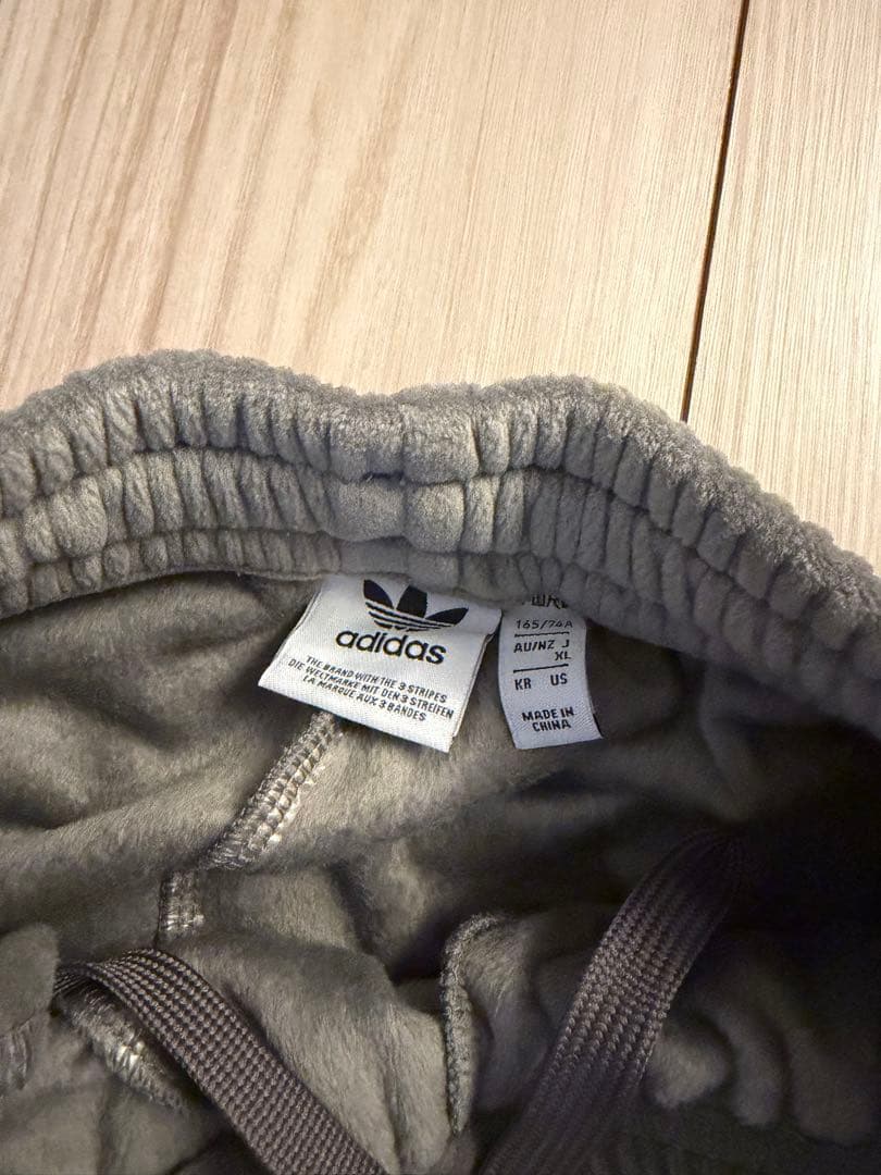 adidas ベルベット ルーズ トラックパンツ