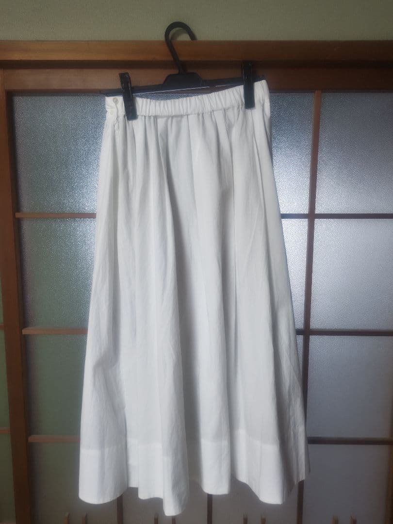 凛とした、大人のための白スカート