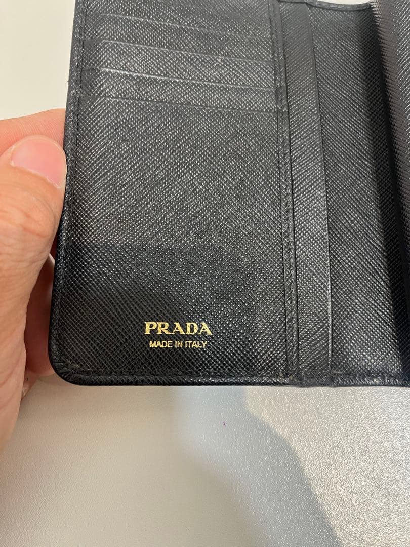 PRADA ブラックレザー 二つ折り財布