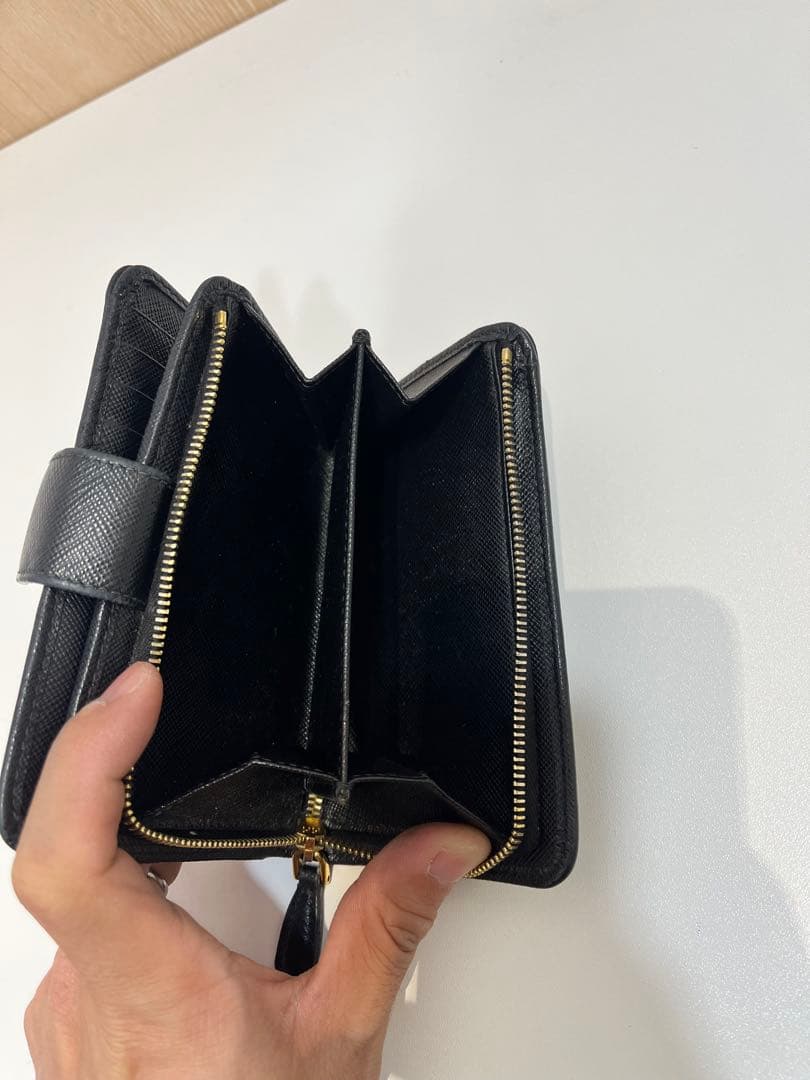 PRADA ブラックレザー 二つ折り財布