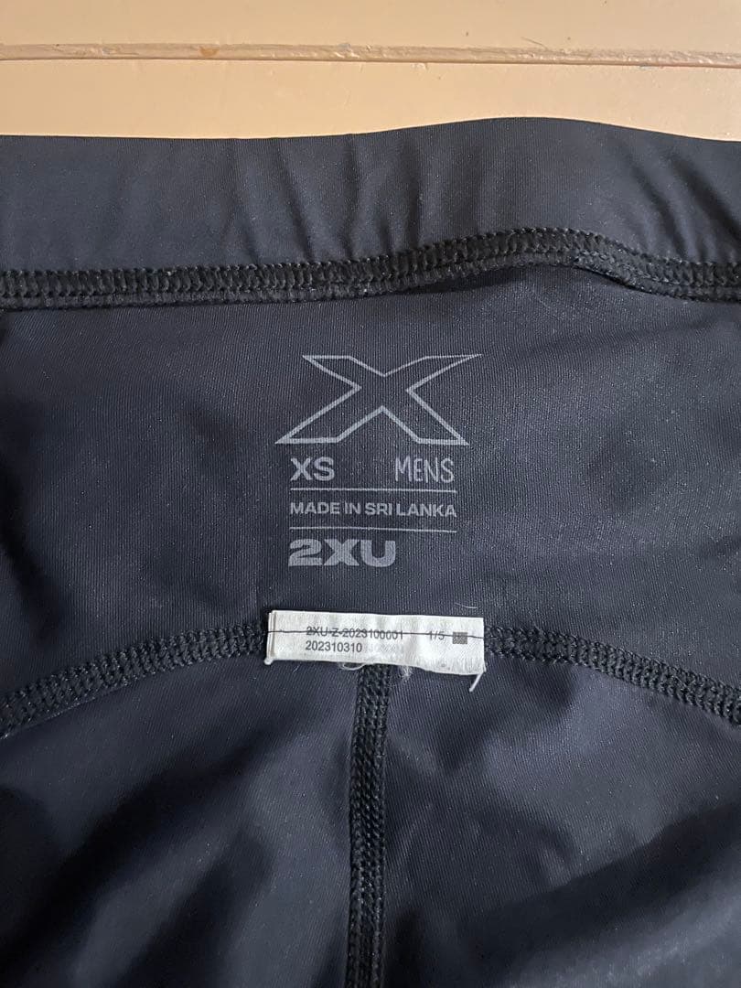 2XU 黒 ゴールドロゴ ハーフタイツ XS