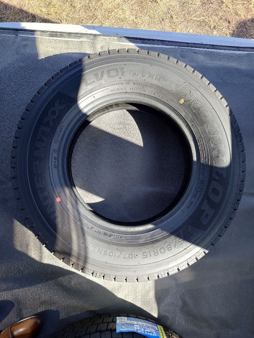 DUNLOP WINTER MAXX 195/80R15スタッドレスタイヤ2本①