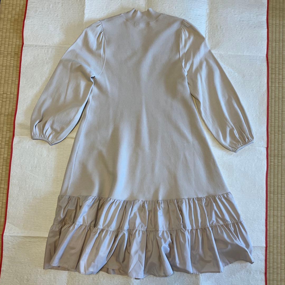 ベージュ フリル付き 長袖ワンピース