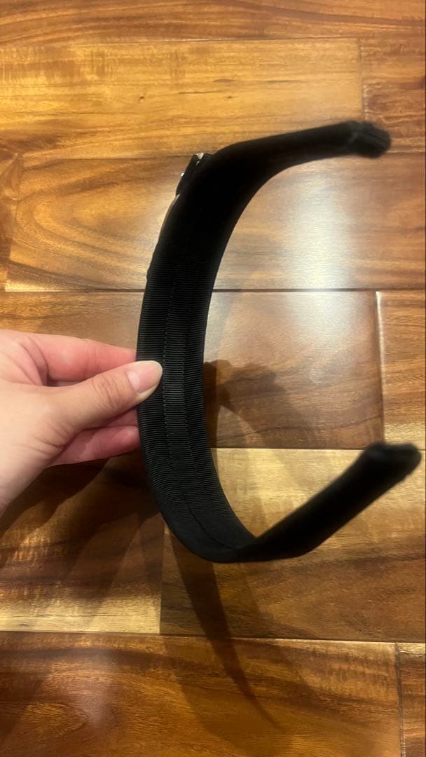 正規品　 フェラガモストーン付き黒カチューシャ