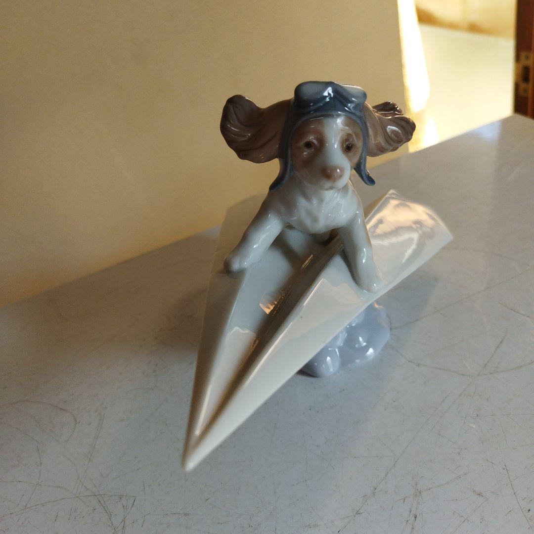 犬のフィギュア 陶器製 飛行機の翼