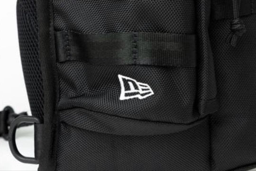 Y'sとNEW ERAのコラボ スリングボディバッグ
