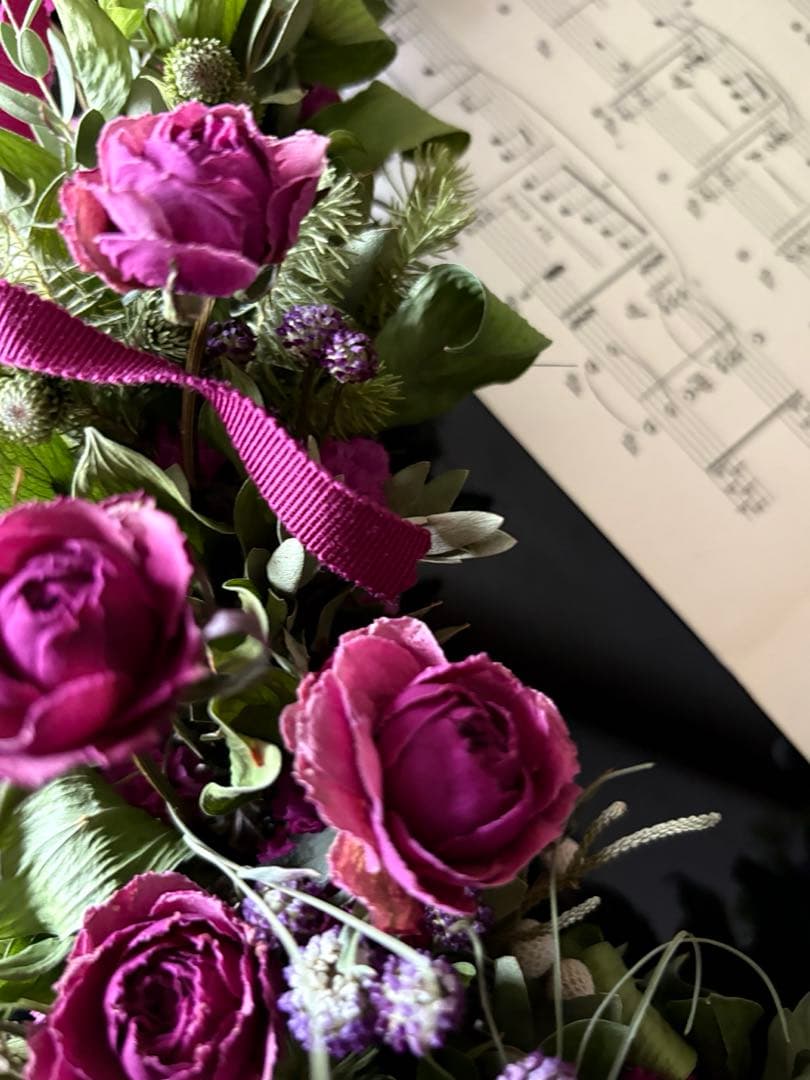 「希少な薔薇を生かしたリース♡」アシンメトリーのデザインです