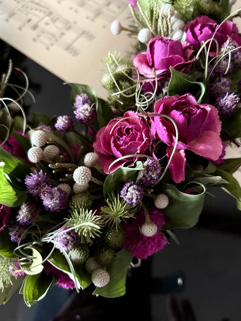 「希少な薔薇を生かしたリース♡」アシンメトリーのデザインです