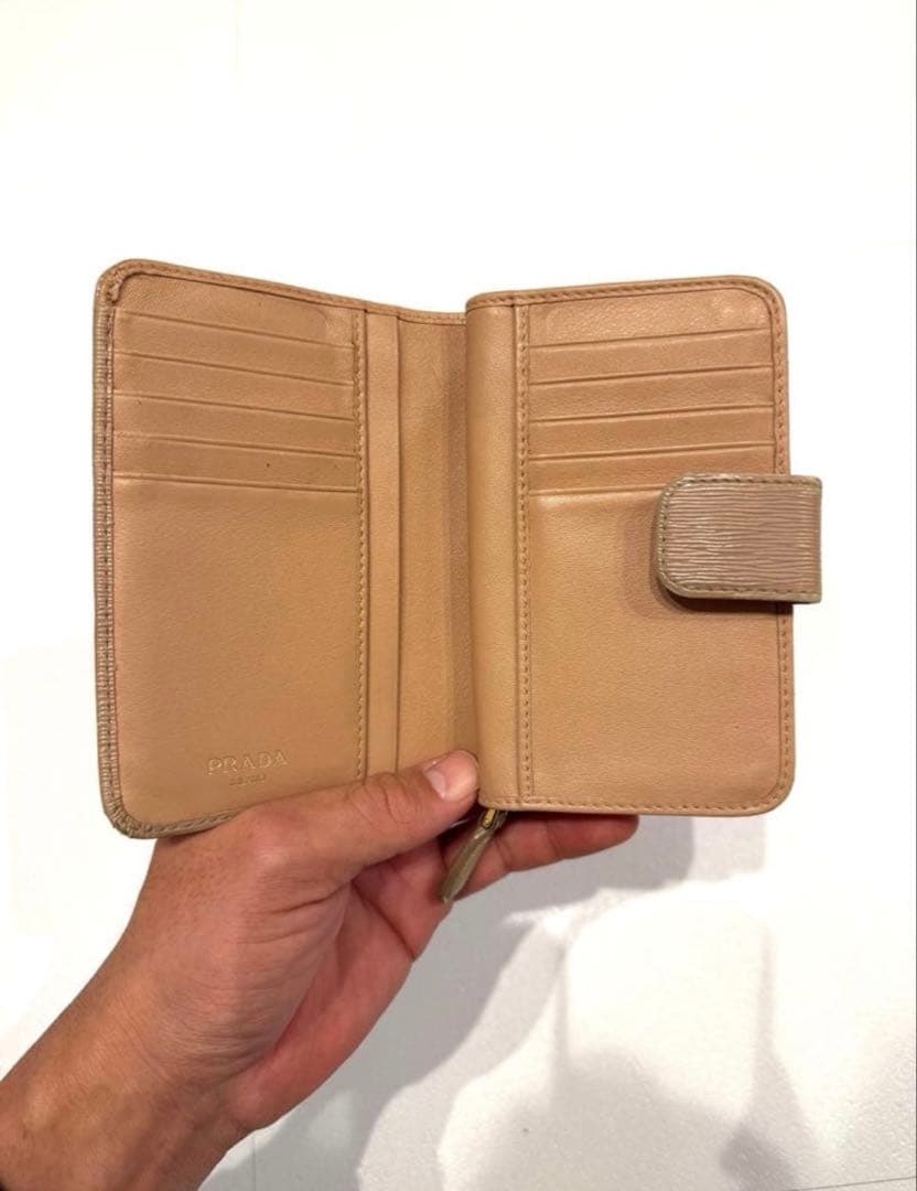 PRADA 二つ折り財布 ベージュ レザー　コンパクト財布