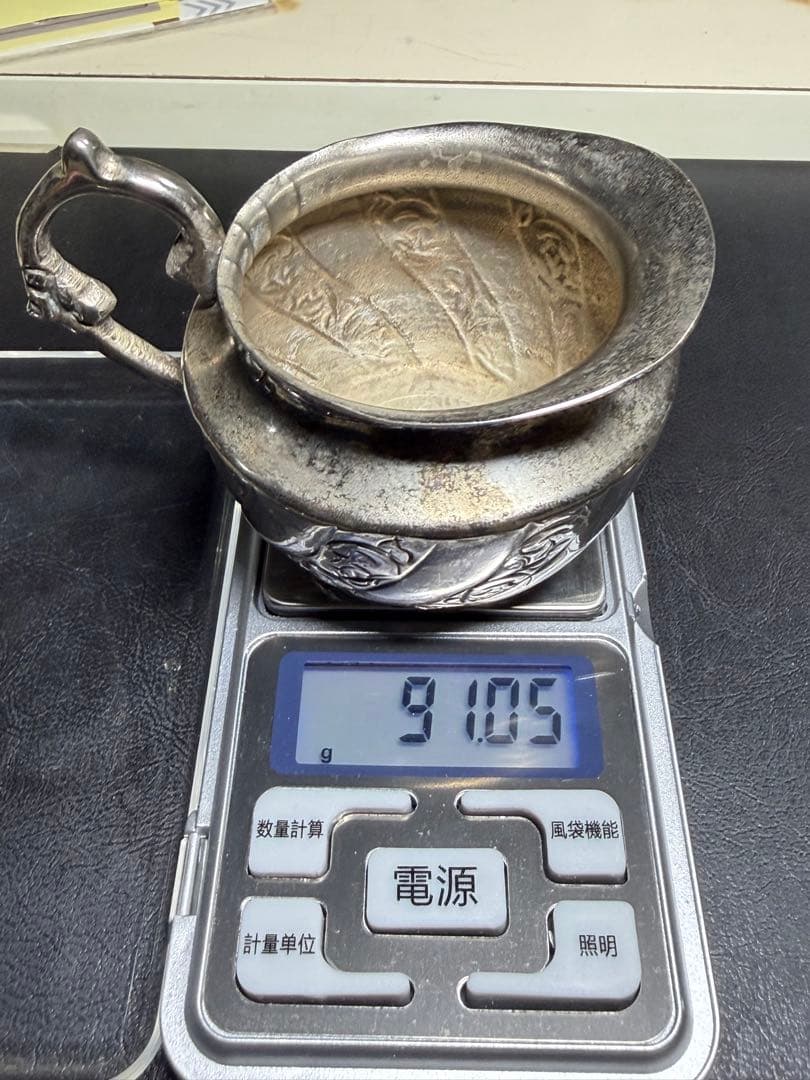 銀製の装飾的クリーマー