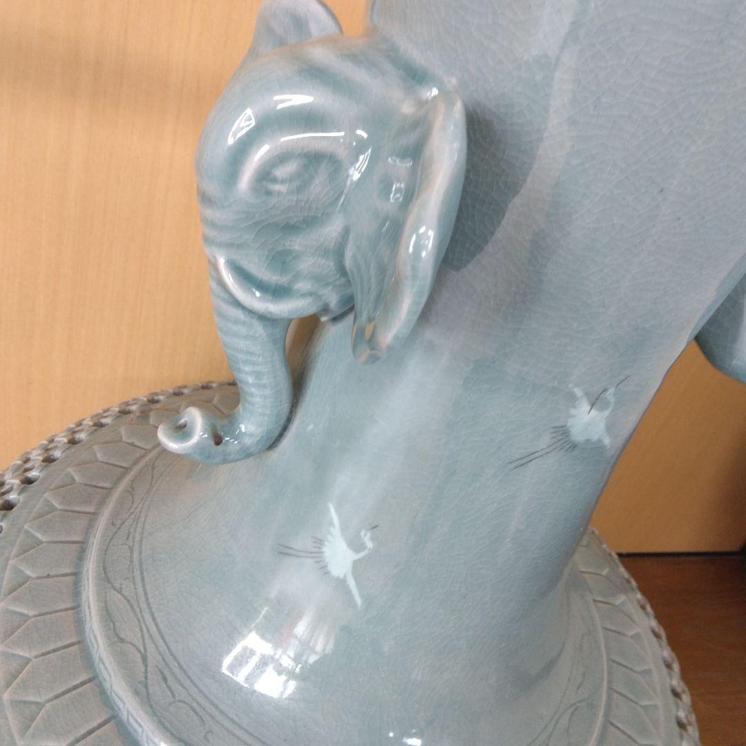 青磁陶器 大型壺 象の持ち手付き