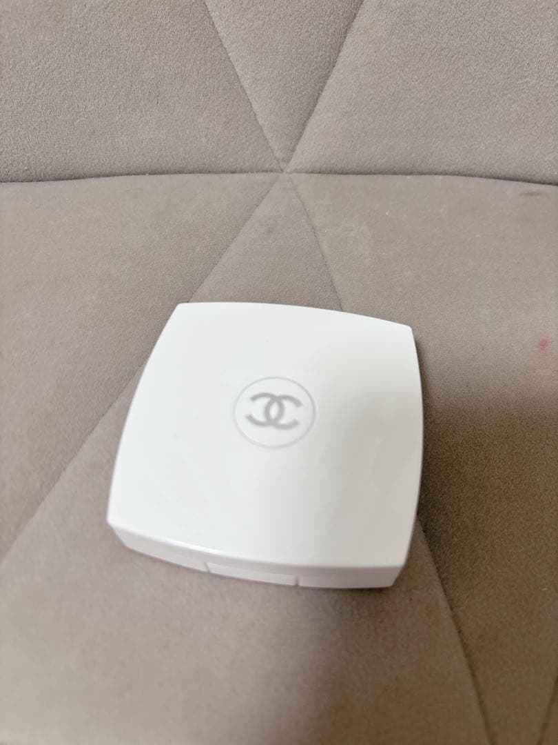 CHANEL LE BLANC パウダーファンデーション 20 ベージュ