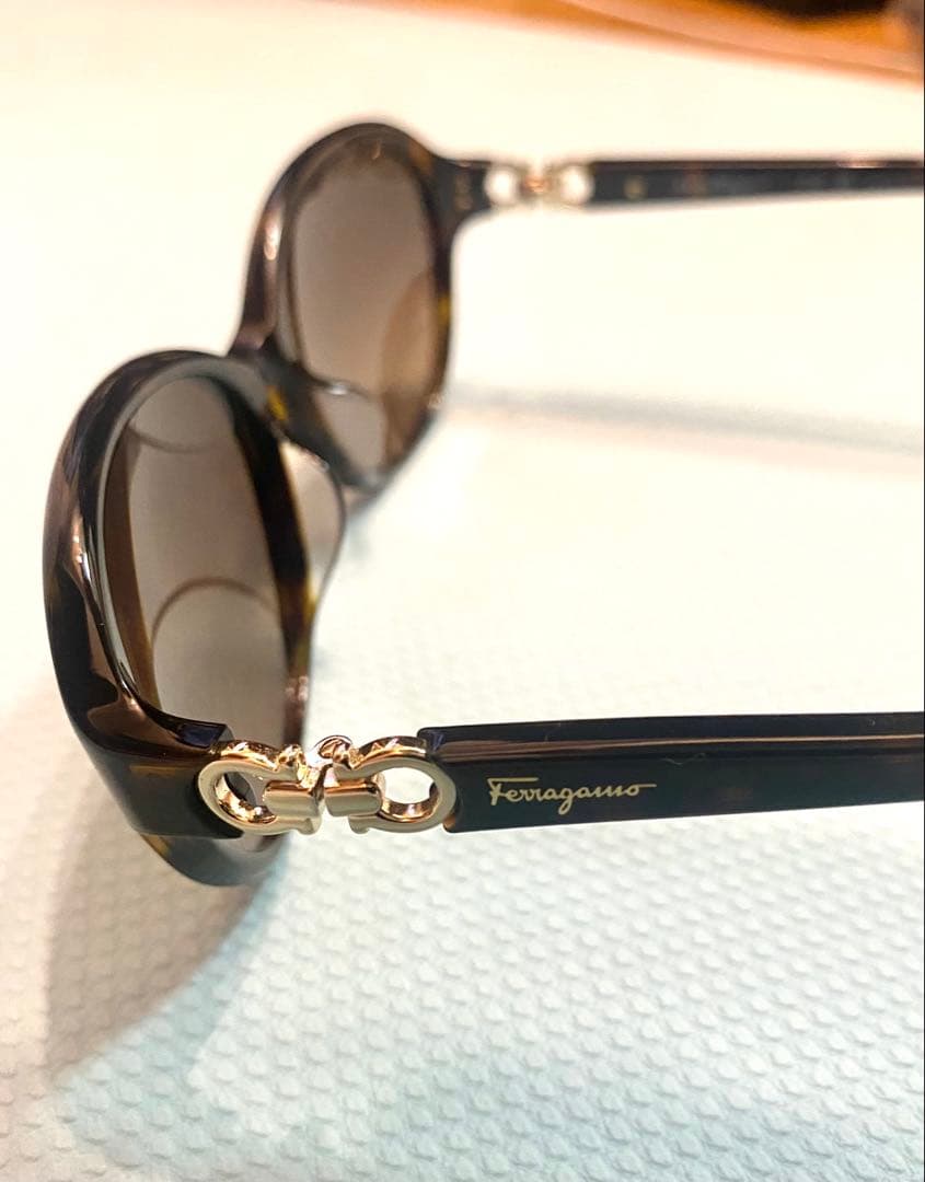 Ferragamo ダークブラウン サングラス