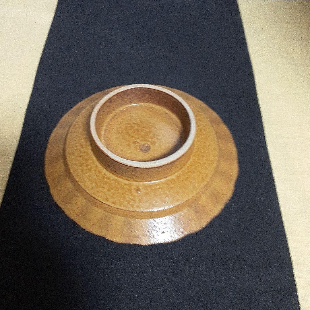 陶印いり茶色の波状縁取り陶器高台