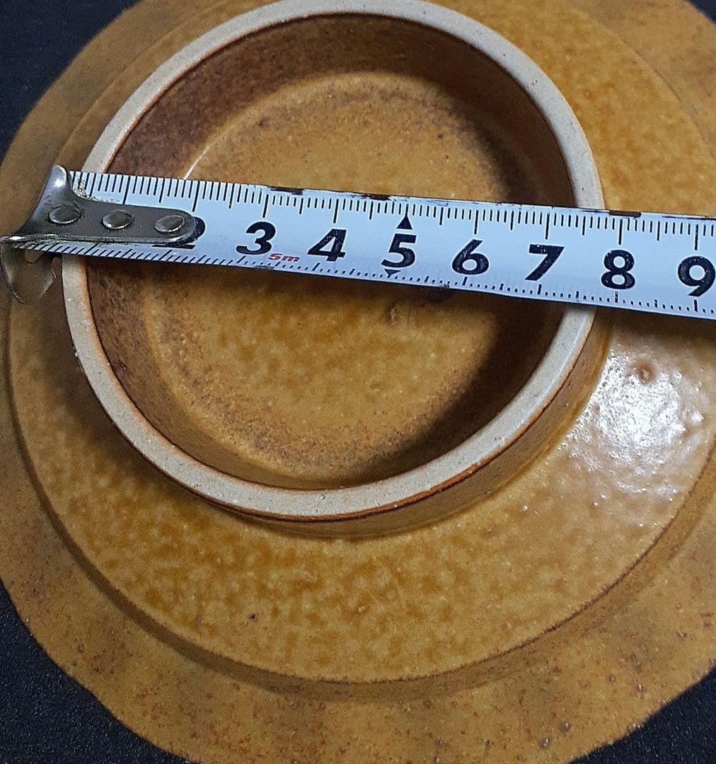 陶印いり茶色の波状縁取り陶器高台