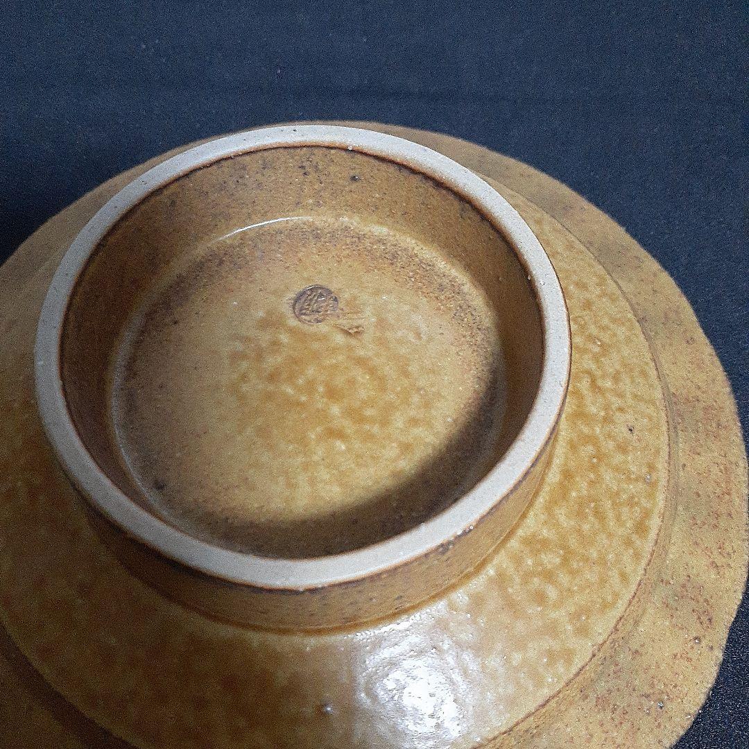 陶印いり茶色の波状縁取り陶器高台