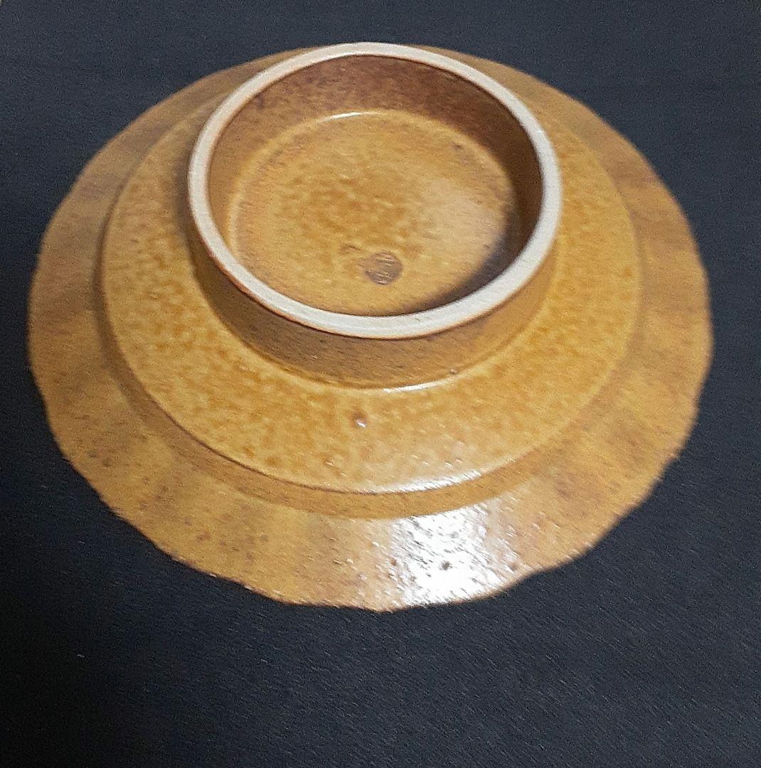 陶印いり茶色の波状縁取り陶器高台